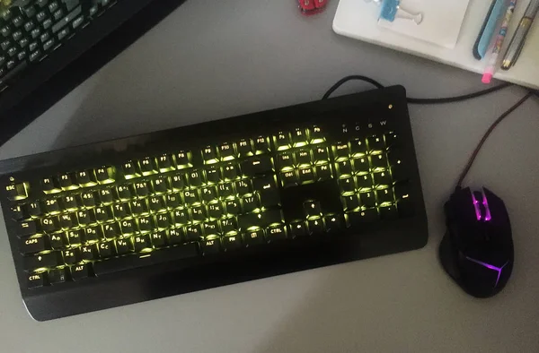 Teclado Jogos Brilha Com Teclas Multicoloridas Para Conveniência Dos Jogadores — Fotografia de Stock