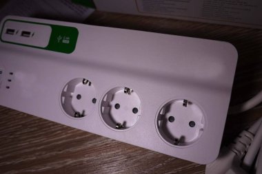 Elektrik akım koruyucusunun yakın çekim ve güç bilgi kaynağı. Evde ve ofiste kullanılan