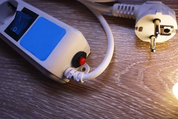 Elektrik akım koruyucusunun yakın çekim ve güç bilgi kaynağı. Evde ve ofiste kullanılan