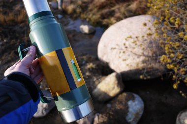 Termos sıcak ve soğuk içecekler saplı. Seni yürüyüşe çıkar, bir termos ile seyahat, kahve, çay veya diğer içecekler alarak