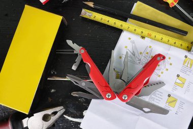 Multitool ile a değişiklik-in aygıt. Bu cihazýn, geleneksel bir çakı şeklinde çok sayıda öğe var: bıçak, testere, makas, birkaç Tornavidalar, cımbız, pense, santimetre, dosya
