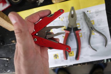 Multitool ile a değişiklik-in aygıt. Bu cihazýn, geleneksel bir çakı şeklinde çok sayıda öğe var: bıçak, testere, makas, birkaç Tornavidalar, cımbız, pense, santimetre, dosya