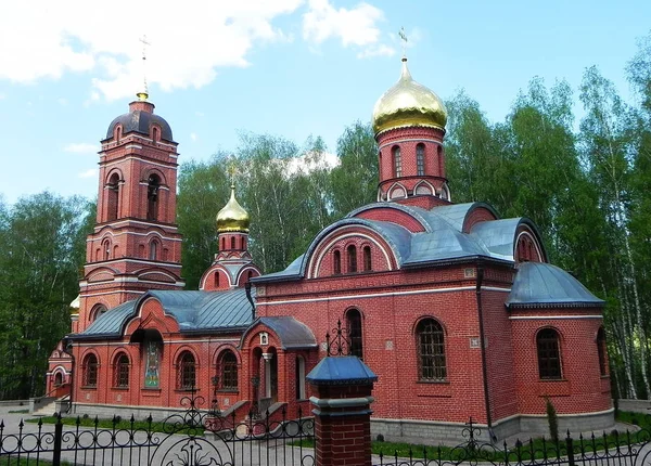 Hermosa Iglesia Rusa Pascua Primavera Algún Lugar Corazón Rusia Disparo —  Fotos de Stock