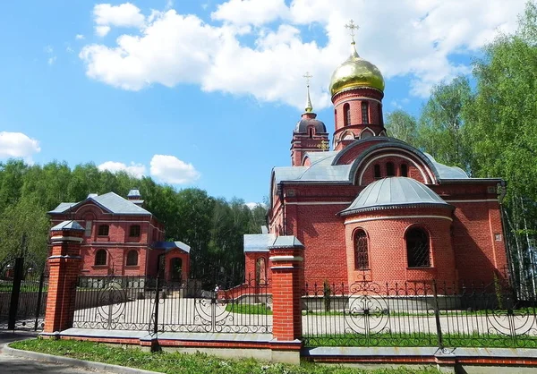 Hermosa Iglesia Rusa Pascua Primavera Algún Lugar Corazón Rusia Disparo —  Fotos de Stock