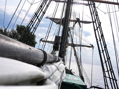 Tahta yelkenli gemi denizde. Ayrıntılar ve yakın çekim. Denizde güneşli bir hava.