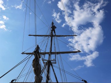 Tahta yelkenli gemi denizde. Ayrıntılar ve yakın çekim. Denizde güneşli bir hava.