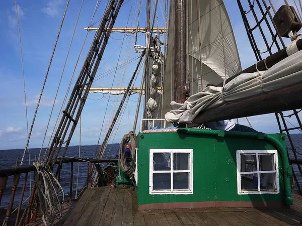 Trä Segelfartyg Havet Detaljer Och Närbild Soligt Väder Till Havs — Stockfoto