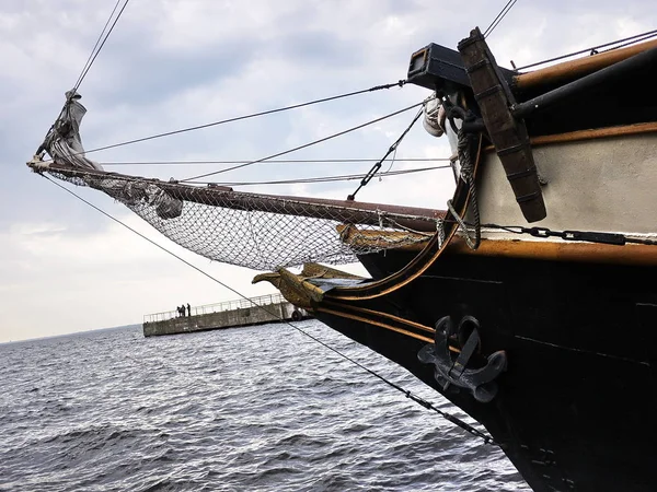 Das Hölzerne Segelschiff Liegt Auf Dem Meer Details Und Nahaufnahme — Stockfoto