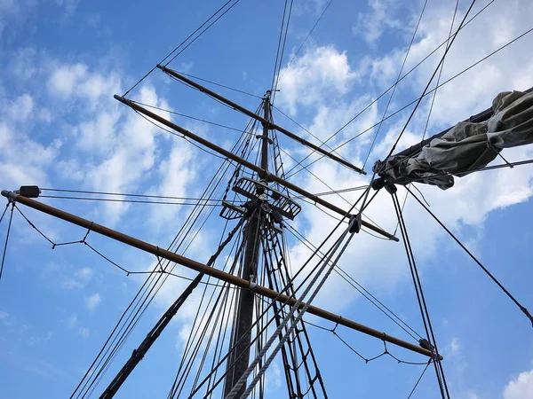 Trä Segelfartyg Havet Detaljer Och Närbild Soligt Väder Till Havs — Stockfoto