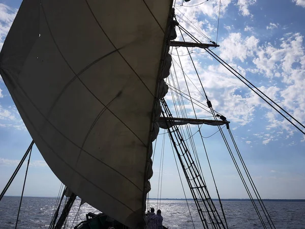 Das Hölzerne Segelschiff Liegt Auf Dem Meer Details Und Nahaufnahme — Stockfoto