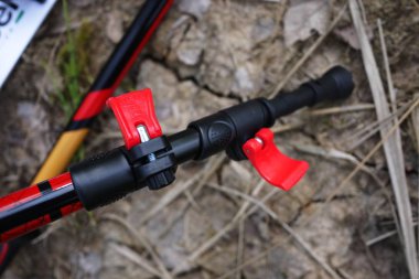 Yürüyüş yürüyüş ve doğa yürüyüşü Nordic için yapışır. Spor ve aktif bir yaşam tarzı yardımcı olur. Basit-e doğru katlayın ve uygun bağlantı elemanları sayesinde açılmak.