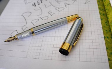 Çok renkli kalemler güzel yazma masaya koydu. Sipariş ve mükemmeliyetçilik kullanılabilir.