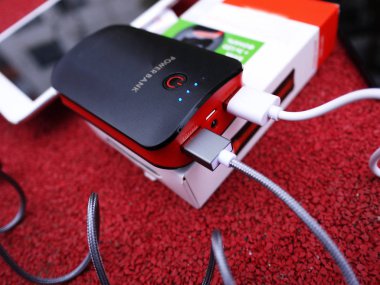 Harici güç banka akıllı telefonlar ve diğer aygıtları şarj etmek için. Bataryayı şarj etmek için hizmet vermektedir. Ayrıntılar ve yakın çekim