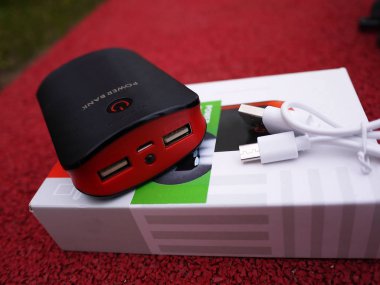 Harici güç banka akıllı telefonlar ve diğer aygıtları şarj etmek için. Bataryayı şarj etmek için hizmet vermektedir. Ayrıntılar ve yakın çekim