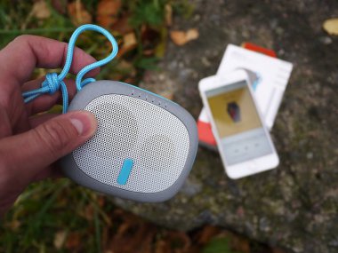 Müzik dinlemek için taşınabilir Bluetooth sözcü. Pil ile müzik dinlemek için kullanın. Ayrıntılar ve yakın çekim