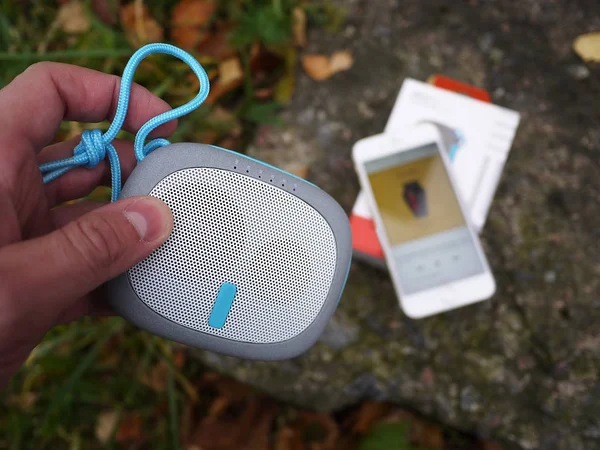Müzik dinlemek için taşınabilir Bluetooth sözcü. Pil ile müzik dinlemek için kullanın. Ayrıntılar ve yakın çekim
