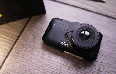 Araba video kamera görüntü. Arabadaki yol, ayrıntılar ve yakın çekim neler oluyor kaydetmek için ön cam üzerinde yüklü
