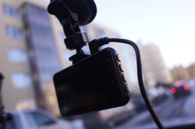 Araba video kamera görüntü. Arabadaki yol, ayrıntılar ve yakın çekim neler oluyor kaydetmek için ön cam üzerinde yüklü