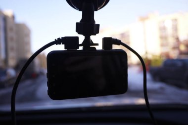 Araba video kamera görüntü. Arabadaki yol, ayrıntılar ve yakın çekim neler oluyor kaydetmek için ön cam üzerinde yüklü