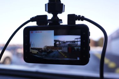 Araba video kamera görüntü. Arabadaki yol, ayrıntılar ve yakın çekim neler oluyor kaydetmek için ön cam üzerinde yüklü