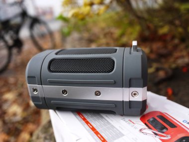Müzik ve radyo, ayrıntılar ve yakın çekim için dinlemek için bisiklet, monte taşınabilir Bluetooth sözcü