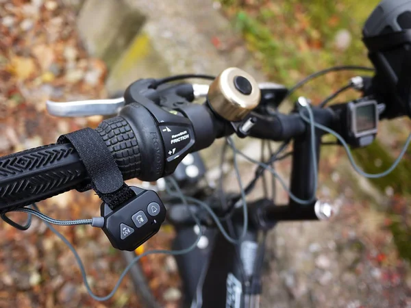 Портативный Динамик Bluetooth Установленный Велосипеде Прослушивания Музыки Радио Деталей Крупным — стоковое фото