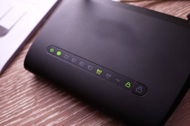 Kablosuz ev ofisi Internet için yönlendirici. Internet wiren bağlamak için geçiş
