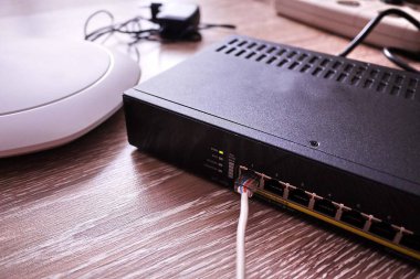 Kablosuz ev ofisi Internet için yönlendirici. Internet wiren bağlamak için geçiş
