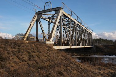 Rusça (Avrupa doğa) güzel manzaralar. Her mevsim manzaralar. Kış orman, parlak bir soğuk gün güzellik.