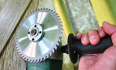 Elektrik değirmeni ahşap üzerine çalışmak için. Dişleri ile disk gerekli kalınlıkta odun kesmek kolaylaştırır.