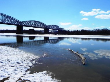 Çöp, şişeler, çamur bahar. Çevre felaketi.