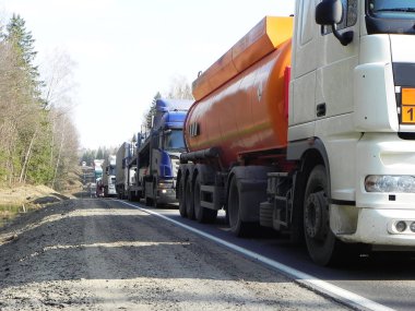 Kamyonlar yolda. Yol çalışmaları nedeniyle karayolu üzerinde trafik sıkışıklığı birikmiş.