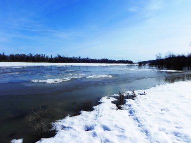 Bahar seller. Bahar sel büyük bir akışı içine küçük bir nehir döndü. Ayrıntılar ve yakın çekim