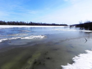 Bahar seller. Bahar sel büyük bir akışı içine küçük bir nehir döndü. Ayrıntılar ve yakın çekim