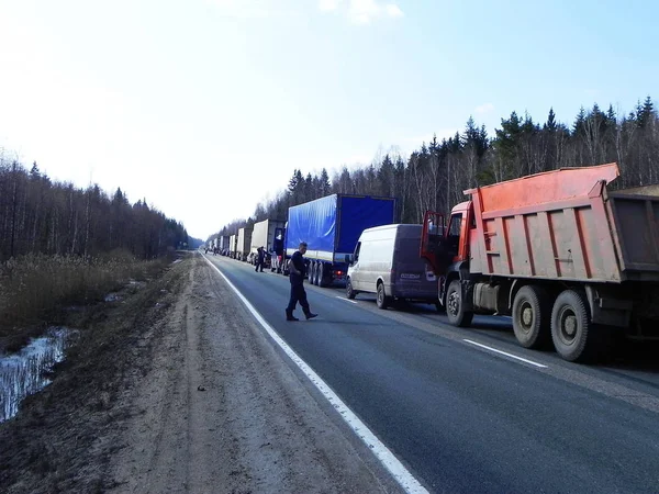 Kamyonlar yolda. Yol çalışmaları nedeniyle karayolu üzerinde trafik sıkışıklığı birikmiş.