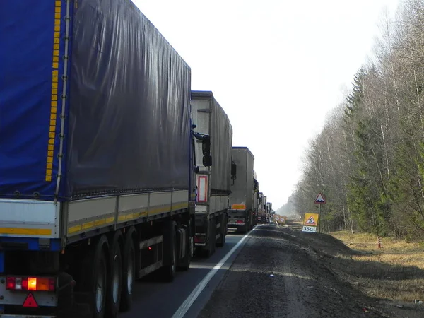 Kamyonlar yolda. Yol çalışmaları nedeniyle karayolu üzerinde trafik sıkışıklığı birikmiş.