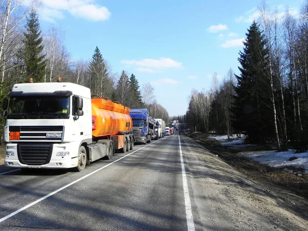 Kamyonlar yolda. Yol çalışmaları nedeniyle karayolu üzerinde trafik sıkışıklığı birikmiş.