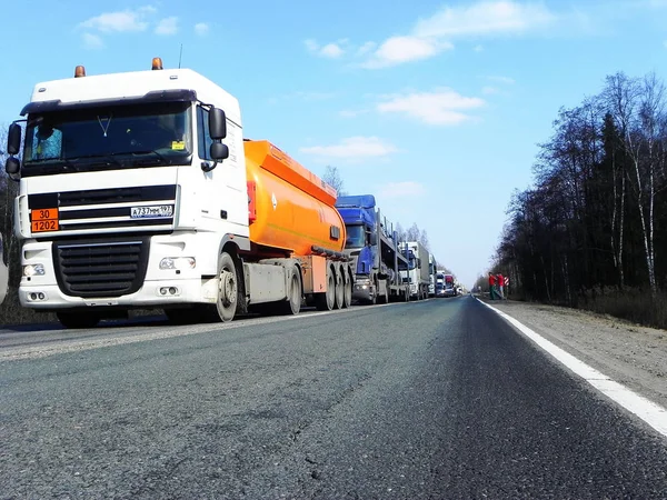 Kamyonlar yolda. Yol çalışmaları nedeniyle karayolu üzerinde trafik sıkışıklığı birikmiş.