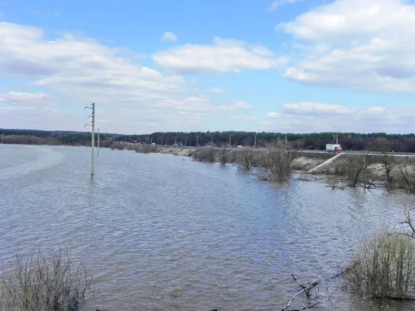 春の洪水 春の洪水は大きな川に小さな川を回した詳細とクローズ アップ — ストック写真