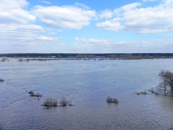 春の洪水 春の洪水は大きな川に小さな川を回した詳細とクローズ アップ — ストック写真