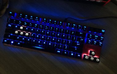 Gaming klavye oyuncular rahatlığı için çok renkli tuşları ile parlar. Ayrıntılar ve yakın çekim.