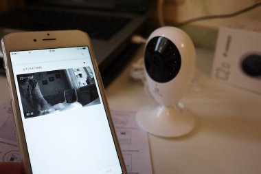 Ev gözetim kamera, ayrıntılar ve yakın çekim. Çocuklar ve ebeveynler izlemek için evde yüklü.