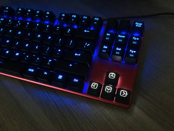 Teclado Jogos Brilha Com Teclas Multicoloridas Para Conveniência Dos Jogadores — Fotografia de Stock