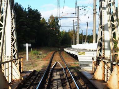 Eski demiryolu Köprüsü, ayrıntılar ve yakın çekim. Trenler için yüzüncü yıl Köprüsü