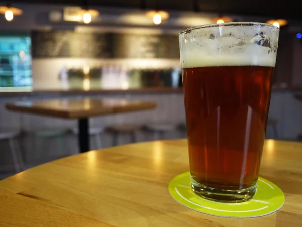 Vaso Cerveza Una Hamburguesa Hermosa Deliciosa Comida Cerveza Espumosa Vaso —  Fotos de Stock