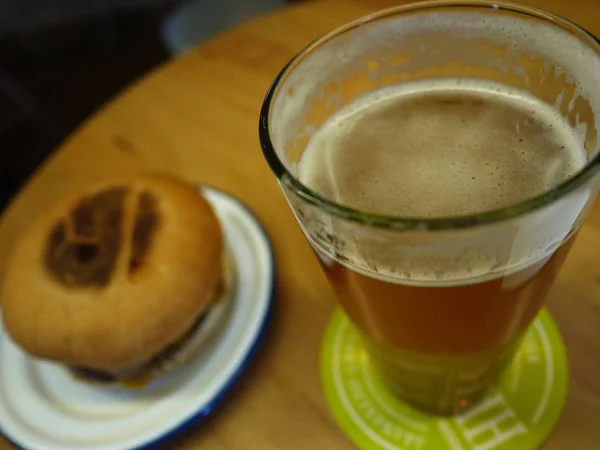 Glass Beer Hamburger Beautiful Delicious Food Foamy Beer Glass Details — Stock Photo, Image