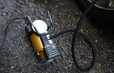 Araç pompa. Otomatik araba kompresör pompa hava değil sadece tekerlekli araç, aynı zamanda pompa topu, yatak ve bisiklet tekerlekleri yardımcı olacaktır.