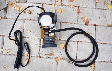 Araç pompa. Otomatik araba kompresör pompa hava değil sadece tekerlekli araç, aynı zamanda pompa topu, yatak ve bisiklet tekerlekleri yardımcı olacaktır.