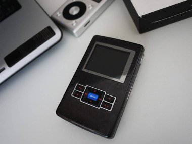 En sevdiğiniz müzikleri, sanatçılar ve müzik dinlemek için kişisel Mp3 çalar. Bu oyuncu az yer kaplar, küçük ağırlığında, müzik bir çok belleğinde tutar