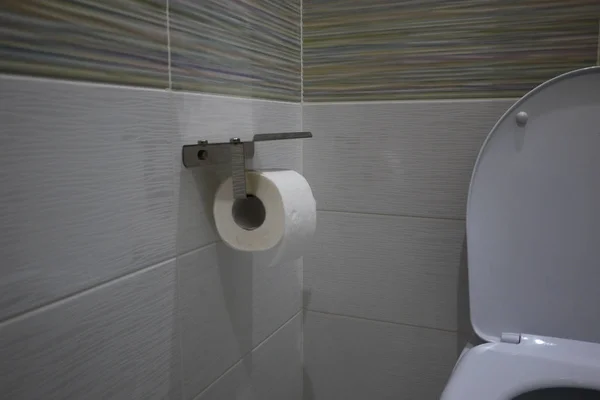 Uchwyt Papier Toaletowy Półką Smartfonie Szczegóły Wnętrza Zbliżenie — Zdjęcie stockowe